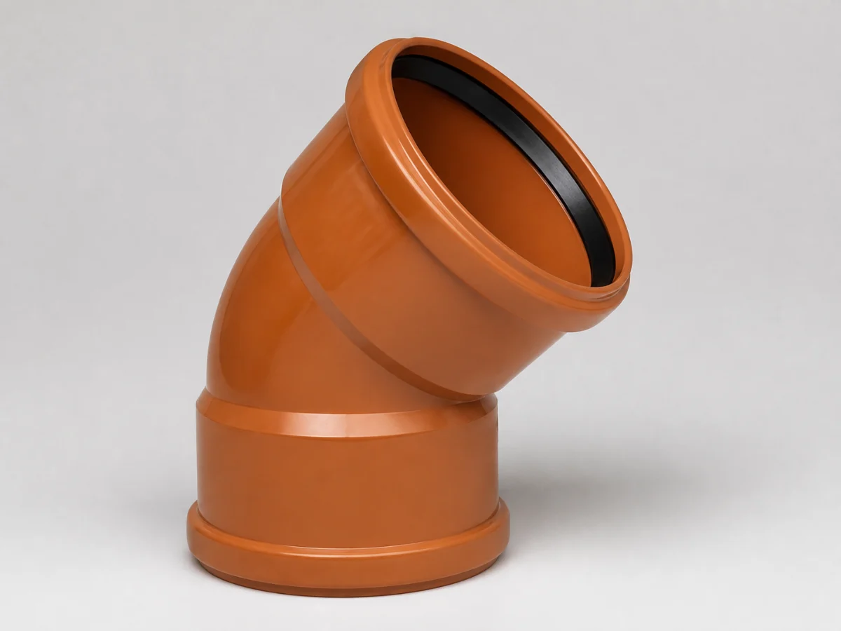 Orangebrauner PVC-U-KG-Rohrbogen mit Steckmuffe und Dichtung